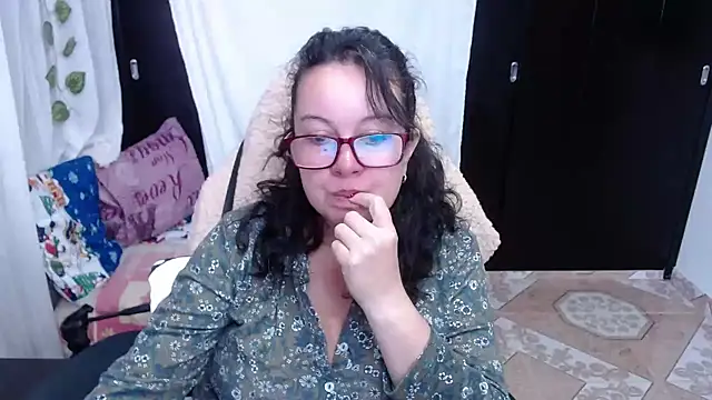 Snapshot of Sonialorens_ chatting on December 18, 2024, 2:28 pm Sonialorens  online show from December 18, 2024, 2:28 pm