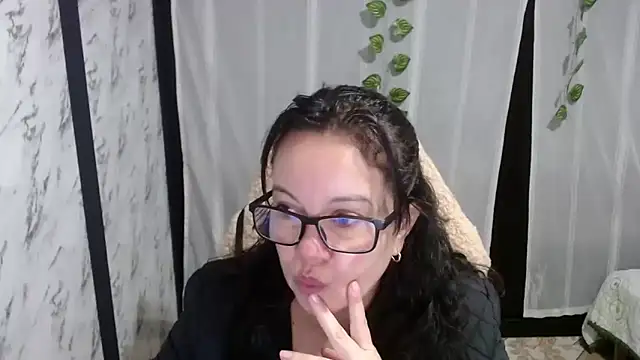 Snapshot of Sonialorens_ chatting on March 13, 2025, 12:02 pm Sonialorens  online show from March 13, 2025, 12:02 pm