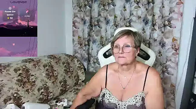 Snapshot of Selenna57 chatting on December 4, 2024, 1:58 am Selenna57 online show from December 4, 2024, 1:58 am