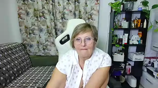 Snapshot of Selenna57 chatting on December 28, 2024, 2:43 am Selenna57 online show from December 28, 2024, 2:43 am