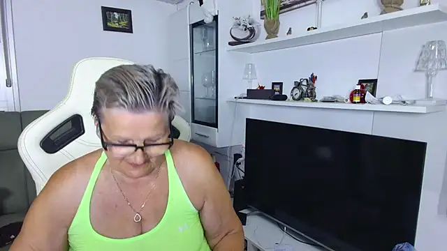 Snapshot of Selenna57 chatting on June 16, 2026, 5:26 pm Selenna57 online show from June 16, 2026, 5:26 pm