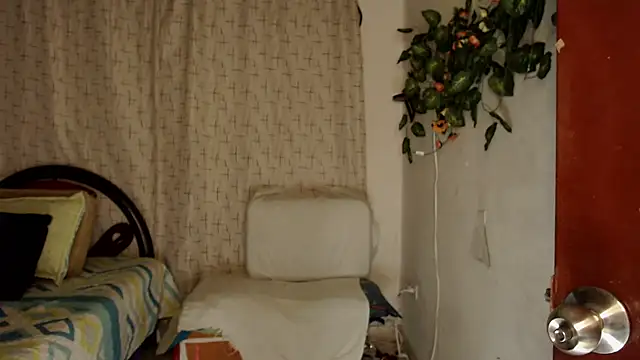 Estefani 32 online show from October 27, 2025, 8:24 pm