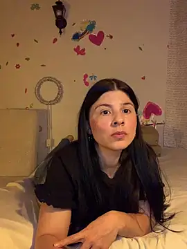 Estefani 32 online show from April 1, 2026, 11:46 pm