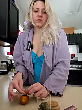 Snapshot of ScarletCallings420 chatting on March 9, 2025, 7:26 pm ScarletCallings420 online show from March 9, 2025, 7:26 pm