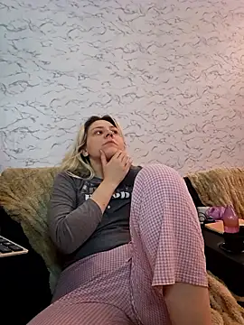 Snapshot of ScarletCallings420 chatting on January 17, 2026, 2:11 pm ScarletCallings420 online show from January 17, 2026, 2:11 pm