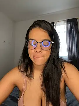 Snapshot of trianawhite chatting on May 27, 2026, 3:42 pm trianawhite online show from May 27, 2026, 3:42 pm
