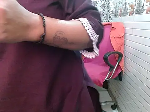 LovingPihu online show from February 14, 2026, 5:48 am