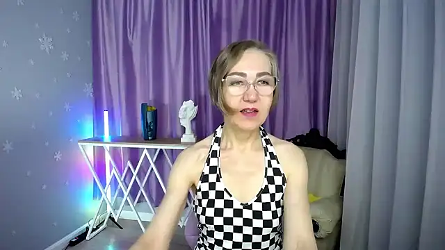 queen a n i online show from October 31, 2025, 1:45 pm