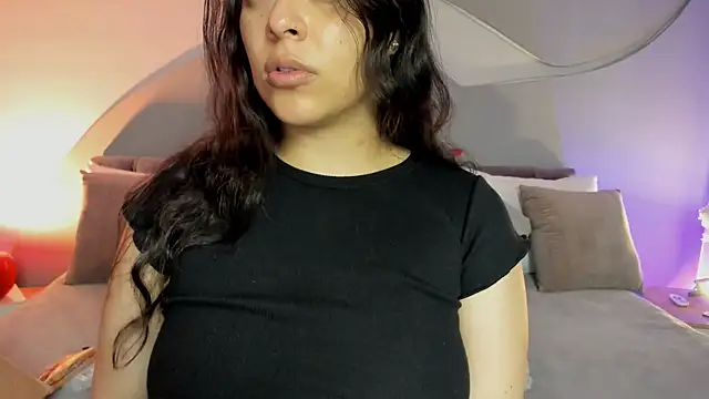 Nicolle W online show from April 14, 2026, 2:34 pm