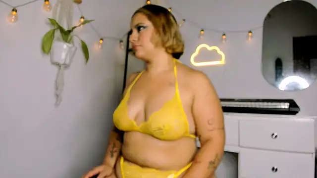 Snapshot of susy_angel chatting on March 6, 2025, 12:32 am susy angel online show from March 6, 2025, 12:32 am