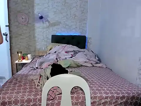 Snapshot of Hebefemme chatting on November 18, 2025, 3:05 pm Hebefemme online show from November 18, 2025, 3:05 pm