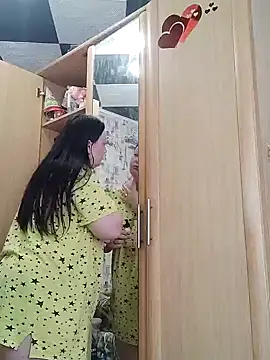 Rini333 online show from April 22, 2026, 5:32 am