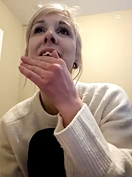 AmethystFoxx online show from November 18, 2025, 10:14 pm