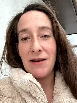 Mini And The Bear online show from February 15, 2026, 9:55 pm