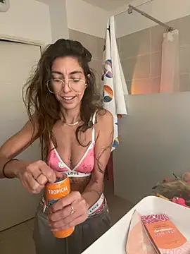 Snapshot of amanilouve chatting on January 16, 2026, 11:42 pm amanilouve online show from January 16, 2026, 11:42 pm