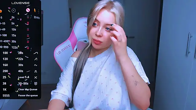 Snapshot of MonaLauu chatting on January 6, 2025, 5:19 am MonaLauu online show from January 6, 2025, 5:19 am