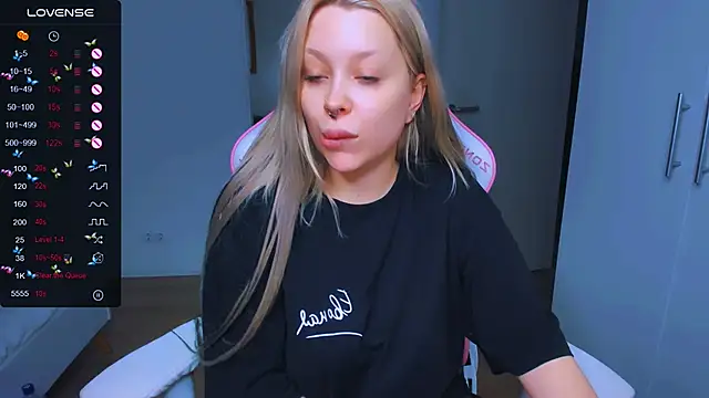 Snapshot of MonaLauu chatting on January 15, 2025, 11:21 am MonaLauu online show from January 15, 2025, 11:21 am