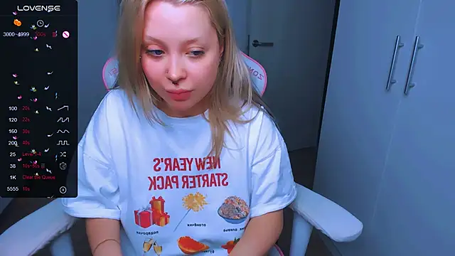 Snapshot of MonaLauu chatting on January 16, 2025, 5:53 am MonaLauu online show from January 16, 2025, 5:53 am