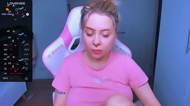 Snapshot of MonaLauu chatting on February 6, 2025, 2:22 am MonaLauu online show from February 6, 2025, 2:22 am