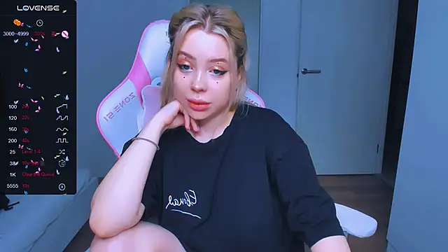 Snapshot of MonaLauu chatting on February 13, 2025, 3:18 am MonaLauu online show from February 13, 2025, 3:18 am