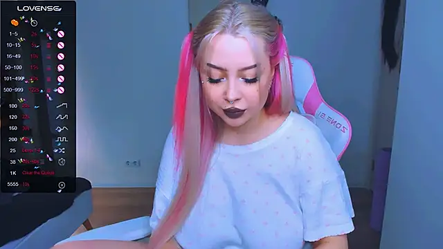 Snapshot of MonaLauu chatting on March 19, 2025, 6:35 am MonaLauu online show from March 19, 2025, 6:35 am