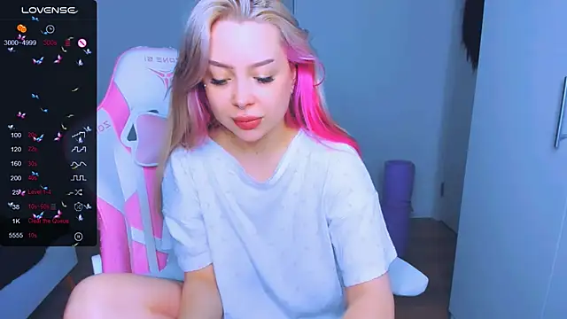 Snapshot of MonaLauu chatting on March 19, 2025, 5:50 pm MonaLauu online show from March 19, 2025, 5:50 pm