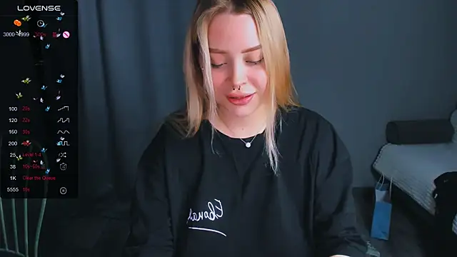 Snapshot of MonaLauu chatting on November 15, 2025, 5:31 pm MonaLauu online show from November 15, 2025, 5:31 pm