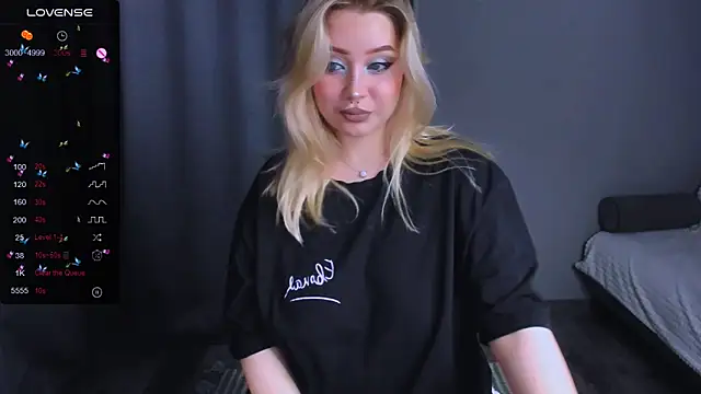 Snapshot of MonaLauu chatting on November 18, 2025, 8:24 pm MonaLauu online show from November 18, 2025, 8:24 pm