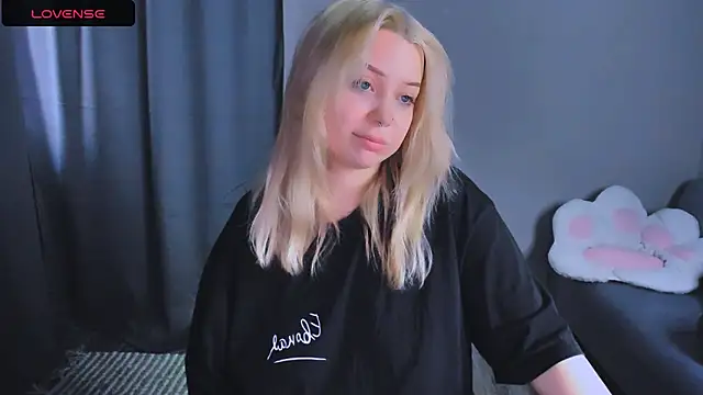 Snapshot of MonaLauu chatting on December 15, 2025, 9:02 am MonaLauu online show from December 15, 2025, 9:02 am