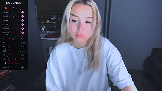 Snapshot of MonaLauu chatting on January 15, 2026, 3:44 am MonaLauu online show from January 15, 2026, 3:44 am