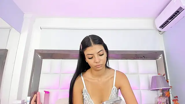 MiaConte online show from December 12, 2024, 7:15 pm