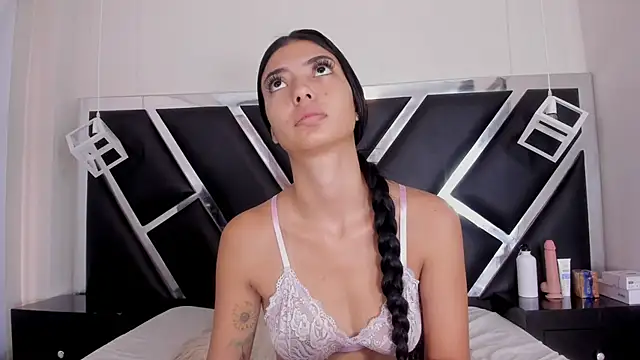 MiaConte online show from December 24, 2024, 12:33 pm