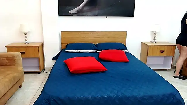 Snapshot of MaloryAndLuna chatting on October 2, 2025, 12:01 pm MaloryAndLuna online show from October 2, 2025, 12:01 pm