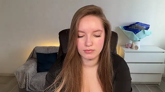 EvaMaddison online show from April 6, 2026, 6:47 am