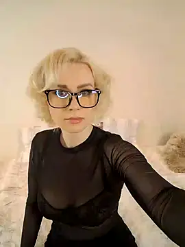 AureliaDoux online show from February 3, 2025, 1:51 pm