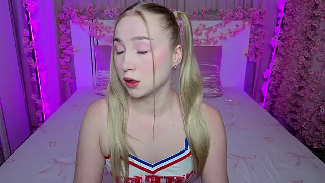 LilyStarlight online show from June 26, 2026, 3:44 am