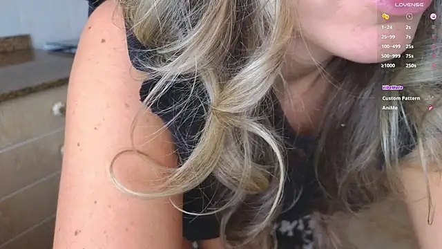 Snapshot of Lunamix chatting on January 4, 2025, 12:16 pm Lunamix online show from January 4, 2025, 12:16 pm