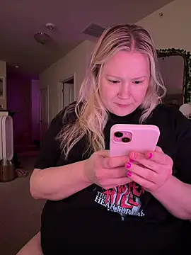 Snapshot of PiggyRose chatting on February 10, 2026, 11:20 pm PiggyRose online show from February 10, 2026, 11:20 pm