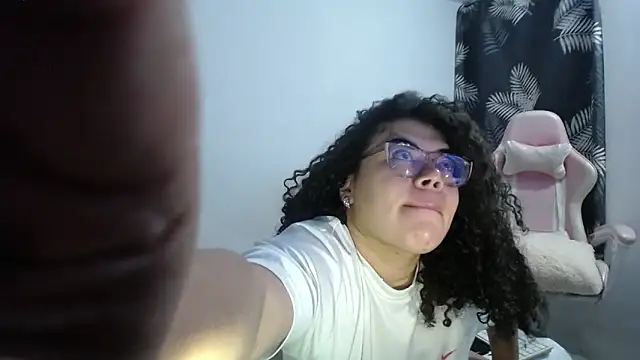 mabigomez00 online show from February 16, 2026, 9:27 am