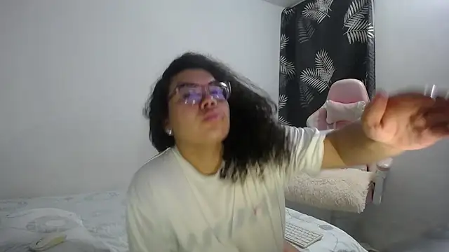 mabigomez00 online show from February 19, 2026, 9:27 am