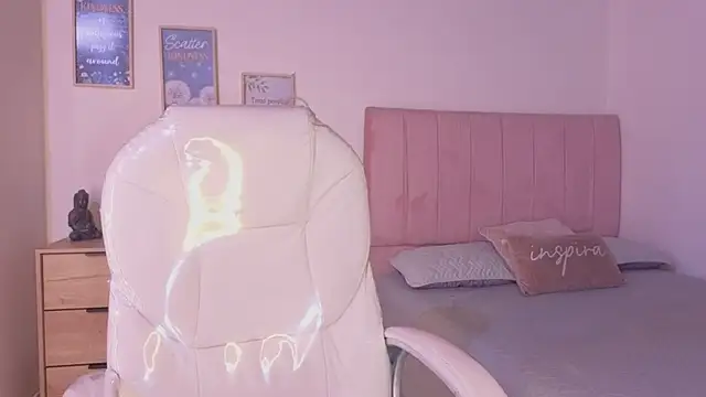 Amaia Daniells online show from November 30, 2025, 3:54 am