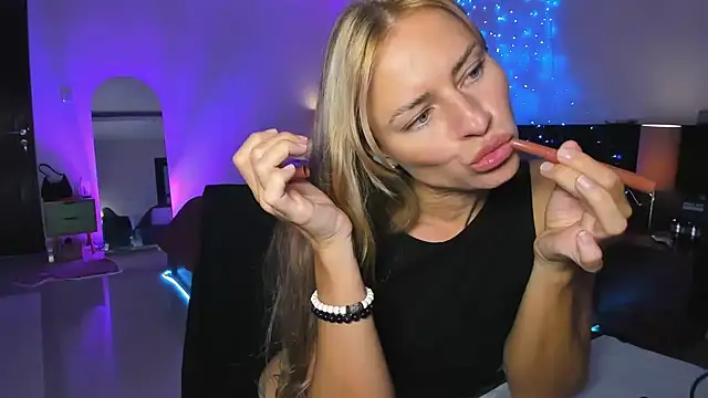 Snapshot of holy_khloe chatting on March 3, 2025, 10:17 am holy khloe online show from March 3, 2025, 10:17 am