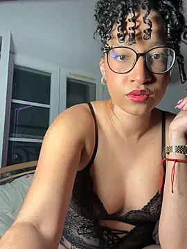 Snapshot of Lauyako chatting on February 11, 2026, 10:15 pm Lauyako online show from February 11, 2026, 10:15 pm