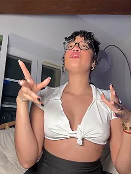 Snapshot of Lauyako chatting on February 22, 2026, 10:52 pm Lauyako online show from February 22, 2026, 10:52 pm