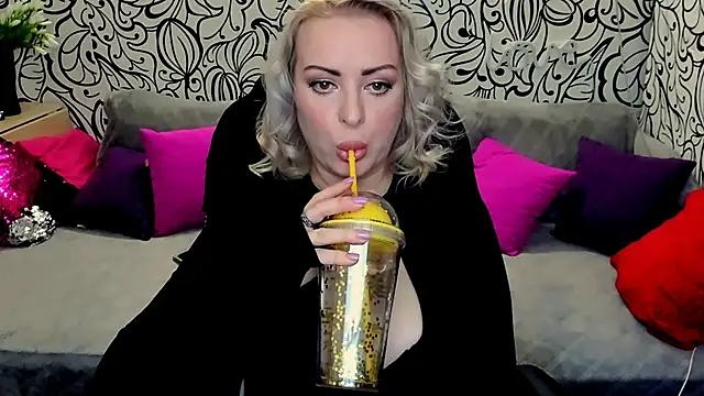 Hotdreamhere online show from February 5, 2025, 11:02 am