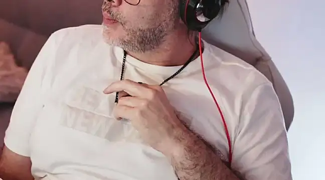 Snapshot of Sanders_White chatting on February 23, 2025, 2:07 am Sanders White online show from February 23, 2025, 2:07 am