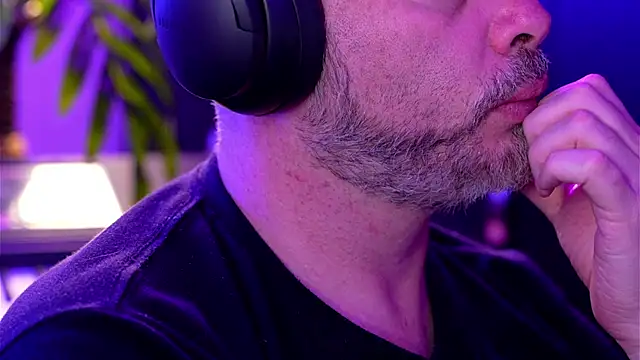 Snapshot of Sanders_White chatting on September 24, 2025, 11:30 pm Sanders White online show from September 24, 2025, 11:30 pm