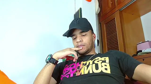 Snapshot of Bigcock_21cm_ chatting on February 12, 2025, 2:03 am Bigcock 21cm  online show from February 12, 2025, 2:03 am