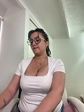 SWEETLILY18 online show from February 5, 2025, 9:18 pm