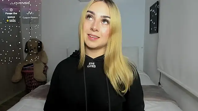 Snapshot of sophi_mooreno chatting on March 12, 2025, 12:53 am sophi mooreno online show from March 12, 2025, 12:53 am